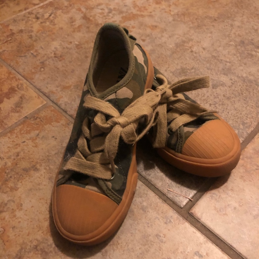 Boys canvas camouflage sneakers